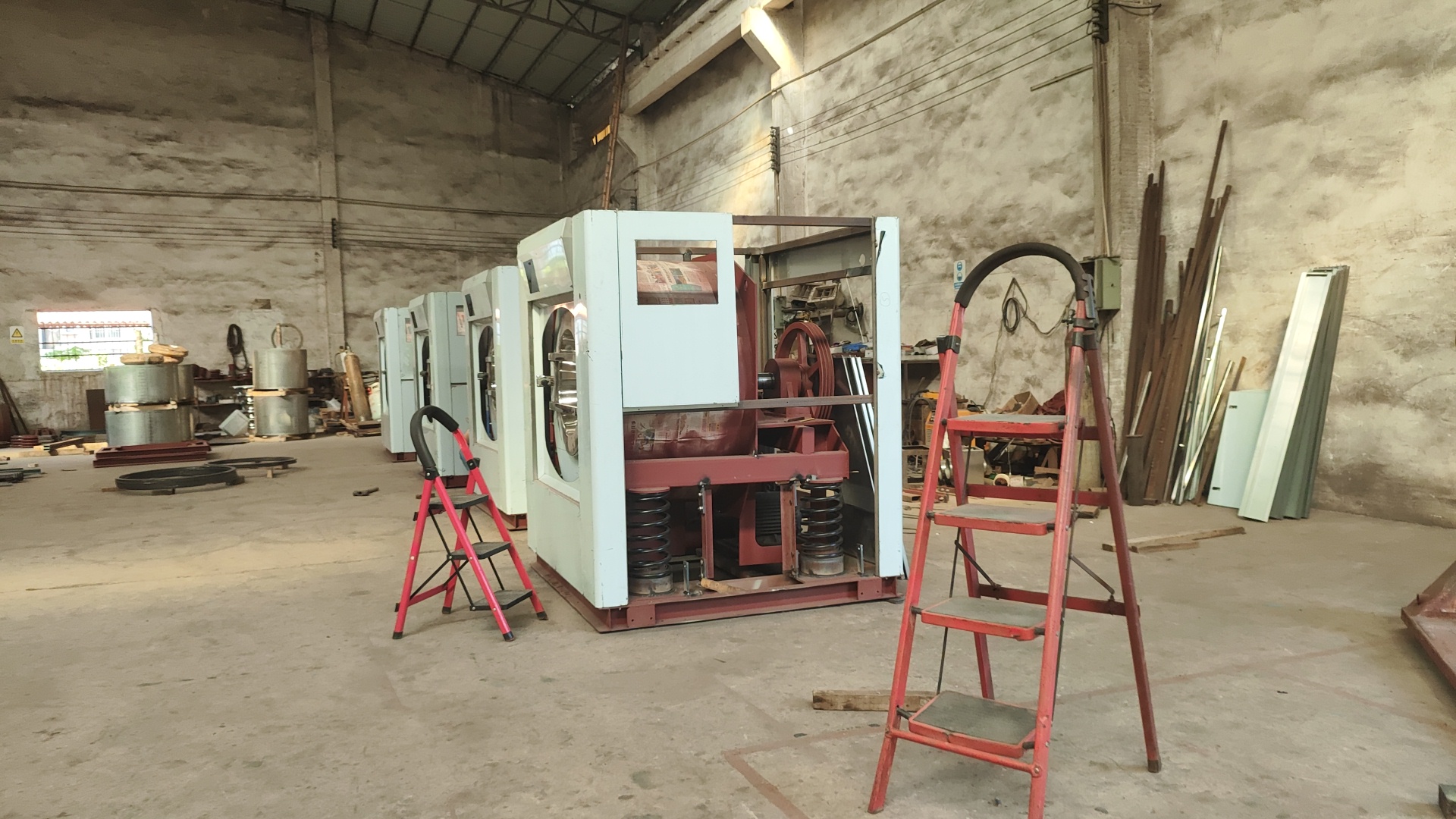 
珠江工業洗衣機憑什么服務百家知名企業？看中央洗衣工廠如何選對工業半自動洗衣機
